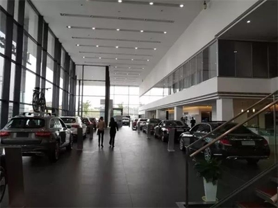 趙薇夫婦深夜發聲訴“委屈”，但走訪關聯公司發現奔馳銷售業務存疑